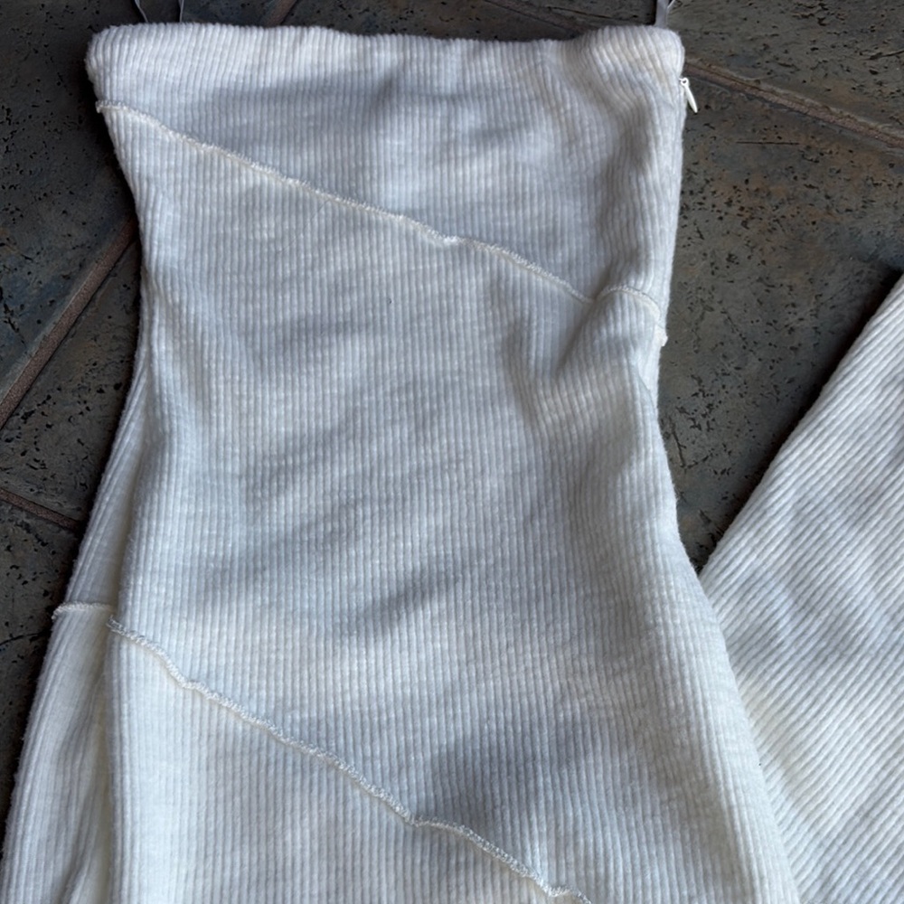 Princess Polly white knit body con dress. Size 0 - Picture 4 of 6